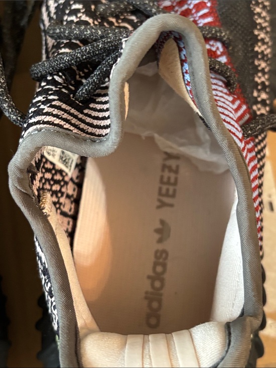 adidas Yeezy Black & Red Knit Low-Top Sneakers main image 9